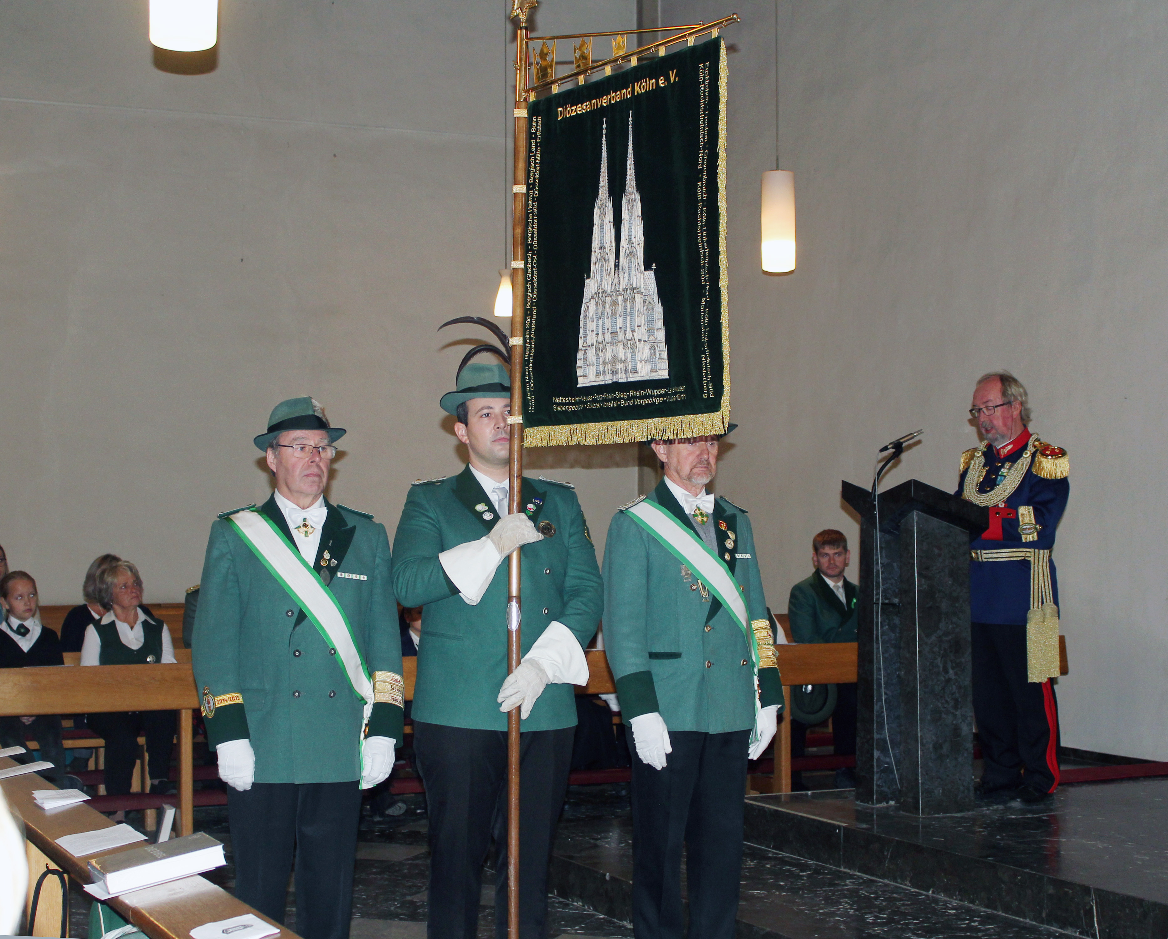 Fotograf Christian Klein:
Die Standartenabordnung der St. Sebastianus Schützenbruderschaft Ersdorf-Altendorf übergab die Diözesanstandarte an die Abordnung der St. Hubertus Schützenbruderschaft Fühlingenes